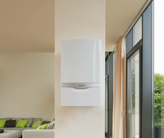 Moderne wandketel in een woonkamer